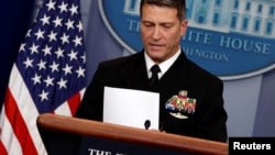 Ronny Jackson contesta preguntas sobre la salud del presidente Donald Trump en enero de 2018.