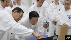 Japan's Prime Minister Yoshihiko Noda (C) listens to Masao Yoshida, director of the Fukushima Daiichi nuclear power plant, while visiting the crippled plant in Fukushima prefecture, September 8, 2011.
