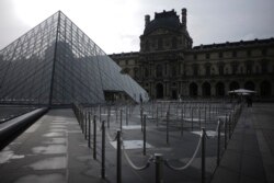 Halaman museum Louvre di Paris, Perancis, terlihat lengang, Rabu, 14 Oktober 2020.