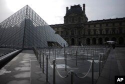 Halaman museum Louvre di Paris, Perancis, terlihat lengang, Rabu, 14 Oktober 2020.
