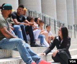 ຍານາງທີນາ ມະຫາຣາດ ກຳລັງທັກທາຍກັບບັນດາຊາວໜຸ່ມ.