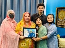 شہروز کاشف کی والدہ نادیہ کہتی ہیں جب وہ اپنے بیٹے کو کوہ پیمائی کی مہم کے لیے رخصت کرتی ہیں تو ان کا دل رو رہا ہوتا ہے۔