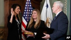 El vicepresidente de EE.UU., Mike Pence, toma juramento a la nueva embajadora ante la ONU, Nikki Haley, exgobernadora de Carolina del Sur.