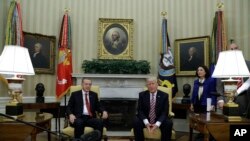 Turski predsednik Redžep Tajip Erdogan i predsednik SAD Donald Tramp na sastanku u Beloj kući