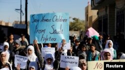 Des enfants manifestent contre la coalition dirigée par l'Arabie saoudite à l'extérieur des bureaux des Nations-Unies à Sanaa, au Yémen, le 20 novembre 2017.