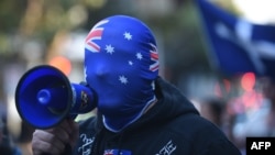 Demonstran anti-Muslim melakukan protes di luar Masjid Parramatta di Sydney, Australia (9/10). (AFP/Peter Parks)