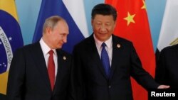 블라디미르 푸틴(왼쪽) 러시아 대통령과 시진핑 중국 국가주석이 지난해 9월 중국 샤먼에서 열린 '브릭스(BRICS)' 정상회의 현장에서 환담하고 있다.