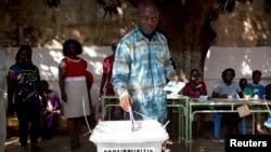 Presidential candidate Jose Mario Vaz casts his ballot at a polling station in Bissau, April 13, 2014. 