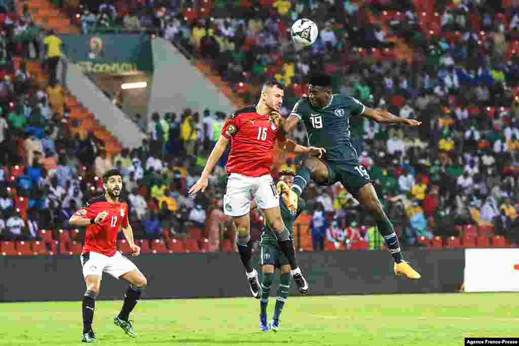 Egypt&#39;s defender Mahmoud &#39;El Wensh&#39; Hamdy (L) and Nigeria&#39;s forward Taiwo Awoniyi (R) jump for the ball.