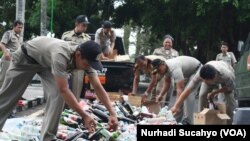 Satuan Pamong Praja Kabupaten Sleman memusnahkan berbagai macam minuman keras hasil operasi beberapa waktu lalu, namun tidak bisa menghentikan konsumsi oplosan. (VOA/Nurhadi)