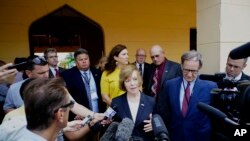 La vicegobernadora de Minnesota, Tina Smith habla con periodistas luego de una reunión con la Presidenta del Poder Popular de Mayabeque, Tamara Valido Benítez, en San José de Las Lajas, Cuba. Smith encabezó la primera delegación de EE.UU. que visita Cuba después que el presidente Donald Trump anunció su política revisada hacia la Isla. Junio 20, 2017.