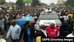 Le leader de l'opposition congolaise Félix Tshisekedi se dirige vers le lieu de son meeting accompagné d’une foule de ses partisans, Kinshasa, RDC, 24 avril 2018. (UDPS)