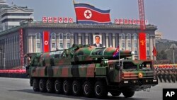Un vehículo norcoreano carga lo que parece ser un misil en un desfile militar en Pyongyang. Corea del Sur ha descartado que se esté preparando otro ensayo nuclear en Corea del Norte.