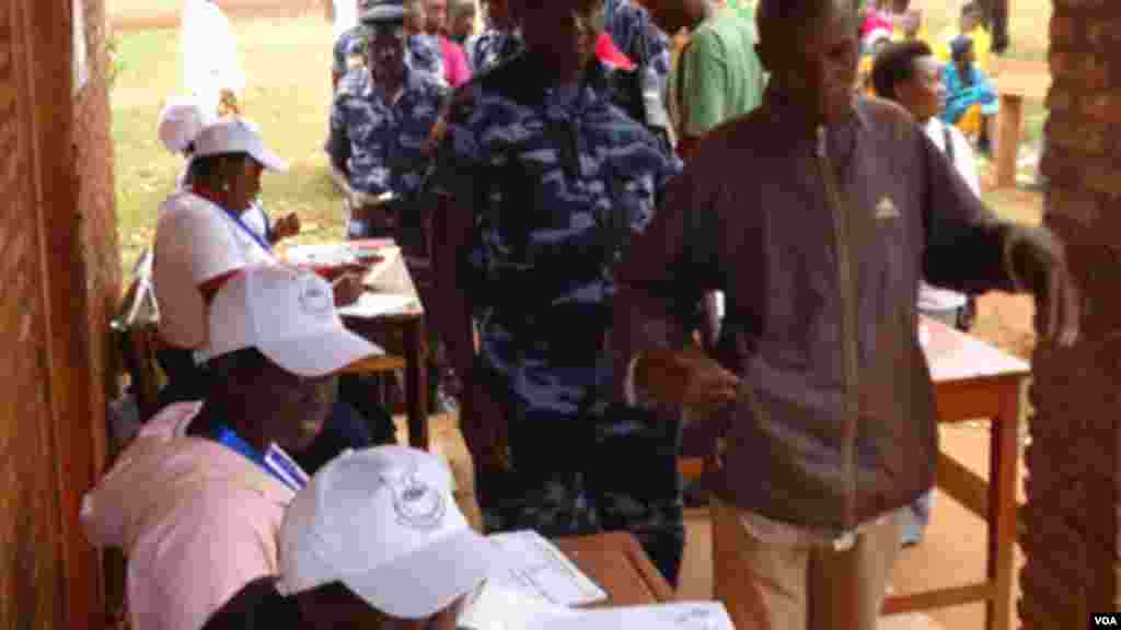 Des électeurs s&#39;enregistrent à tour de rôle pour voter dans un centre de vote, le 29 juin 2015, lors des élections législtives au Burundi
