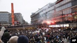 Protesta en contra de las medidas contra el coronavirus en Estocolmo, Suecia, el 22 de enero del 2022. (Fredrik Persson/TT News Agency via AP)