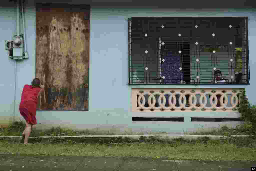 Una mujer cubre con madera una ventana en preparación por el huracán Irma en Ceiba, Puerto Rico. &nbsp;El huracán Irma ha comenzado a llegar a la Isla del Encanto con su poderosa fuerza de categoría 5, la máxima en la escala Saffir-Simpson. AP Sept. 6, 2017.