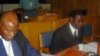 Augustin Ngirabatware (D), ancien ministre rwandais de l’urbanisme, est assis à côté de son avocat Cecil John Maruma (G) lors de sa première comparution devant le Tribunal pénal international pour le Rwanda (TPIR) à Arusha, le 10 octobre 2008