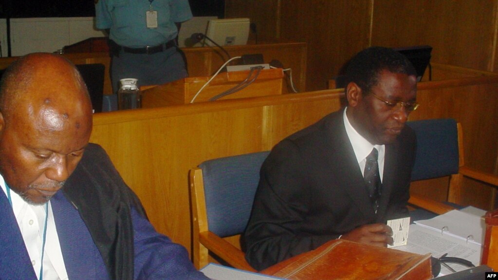 Augustin Ngirabatware (D), ancien ministre rwandais de l’urbanisme, est assis à côté de son avocat Cecil John Maruma (G) lors de sa première comparution devant le Tribunal pénal international pour le Rwanda (TPIR) à Arusha, le 10 octobre 2008