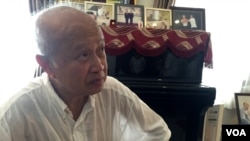 Prince Norodom Ranarridh talks to VOA Khmer's Sok Khemara during an interview at his house in Phnom Penh, Thursday, October 15, 2015, on the third-year anniversary of his father's death, former King Norodom Sihanouk. (Photo: Sok Khemera/VOA Khmer)