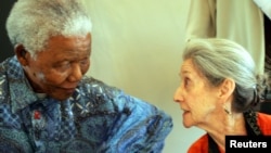 Nhà văn Nadine Gordimer và ông Nelson Mandela, 2 nhân vật chống chủ nghĩa apartheid