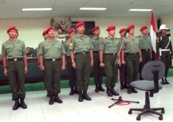 Sebelas anggota Kopassus dalam persidangan Mahkamah Militer terkait tuduhan penculikan sejumlah aktivis dalam "Operasi Mawar", 23 Desember 1998. (Foto:STR/JO/JDP via Reuters)