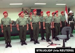 Sebelas anggota Kopassus dalam persidangan Mahkamah Militer terkait tuduhan penculikan sejumlah aktivis dalam "Operasi Mawar", 23 Desember 1999. (Foto:STR/JO/JDP via Reuters)