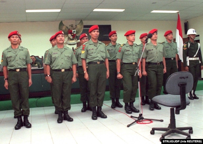 Sebelas anggota Kopassus dalam persidangan Mahkamah Militer terkait tuduhan penculikan sejumlah aktivis dalam "Operasi Mawar", 23 Desember 1998. (Foto:STR/JO/JDP via Reuters)