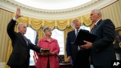 Rais Donald Trump akiangalia Makamu wa Rais Mike Pence (kushoto) akimwapisha Mwanasheria Mkuu Jeff Sessions (Kulia), ofisi ya Oval, White House, Washington.