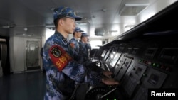 Lính hải quân Trung Quốc trên tàu sân bay đầu tiên của nước này khi di chuyển tới một căn cứ quân sự ở Tam Á, tỉnh Hải Nam.