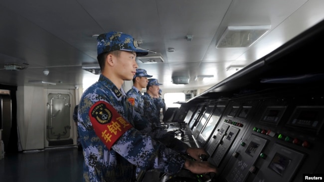 Lính hải quân Trung Quốc trên hàng không mẫu hạm Liêu Ninh.