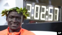 Dennis Kimetto về nhất với thành tích 2 giờ, 2 phút, 57 giây – nhanh hơn 26 giây so với kỷ lục mà vận động viên Wilson Kipsang, người Kenya, đạt được tại Berlin hồi năm ngoái.