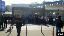 Steel workers angered by nonpayment of wages protest outside a government building in Qazvin, Iran on April 25, 2018. (social media/VOA)