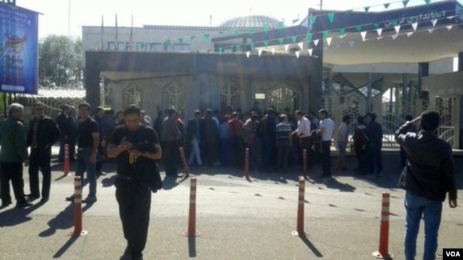 Steel workers angered by nonpayment of wages protest outside a government building in Qazvin, Iran on April 25, 2018. (social media/VOA)