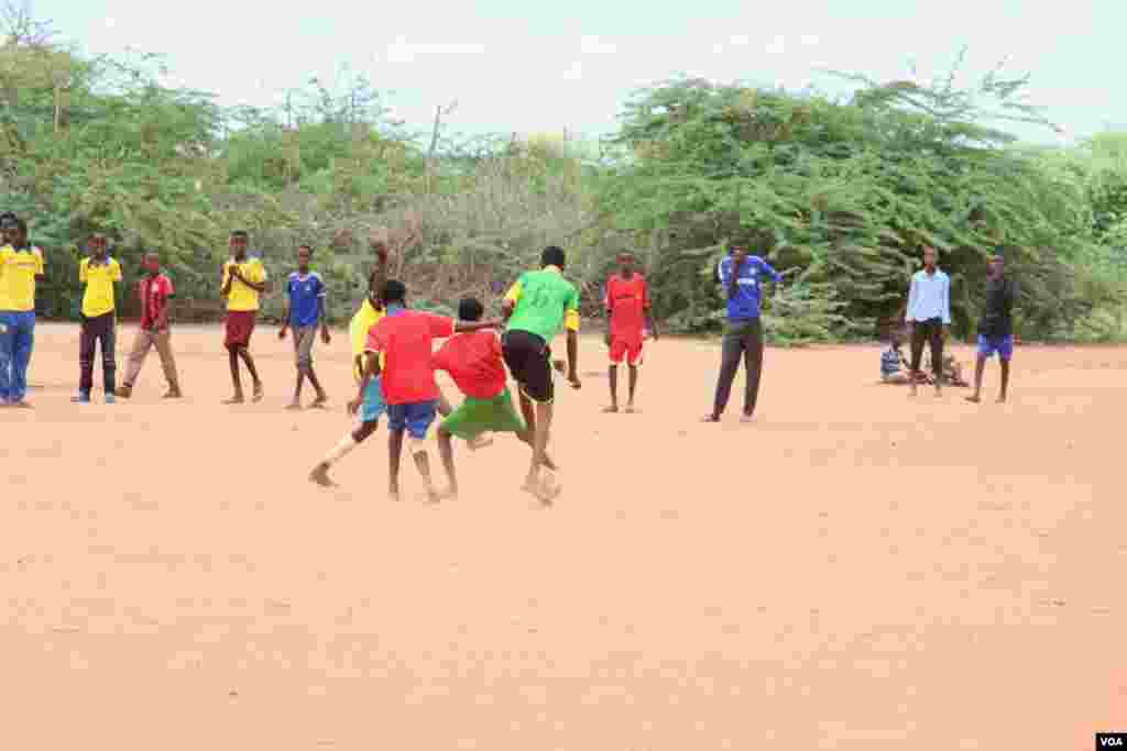 Somali teenagers play football, their favorite pastime, even though the camp lacks basic recreation facilities, Dadaab, Kenya, April 24, 2015. (Mohammed Yusuf/VOA)