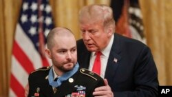 El presidente Donald Trump presenta la Medalla de Honor del Congreso al ex sargento del ejército Ronald J. Shurer II por sus acciones en Afganistán, en la Sala Este de la Casa Blanca, el 1 de octubre de 2018, en Washington.