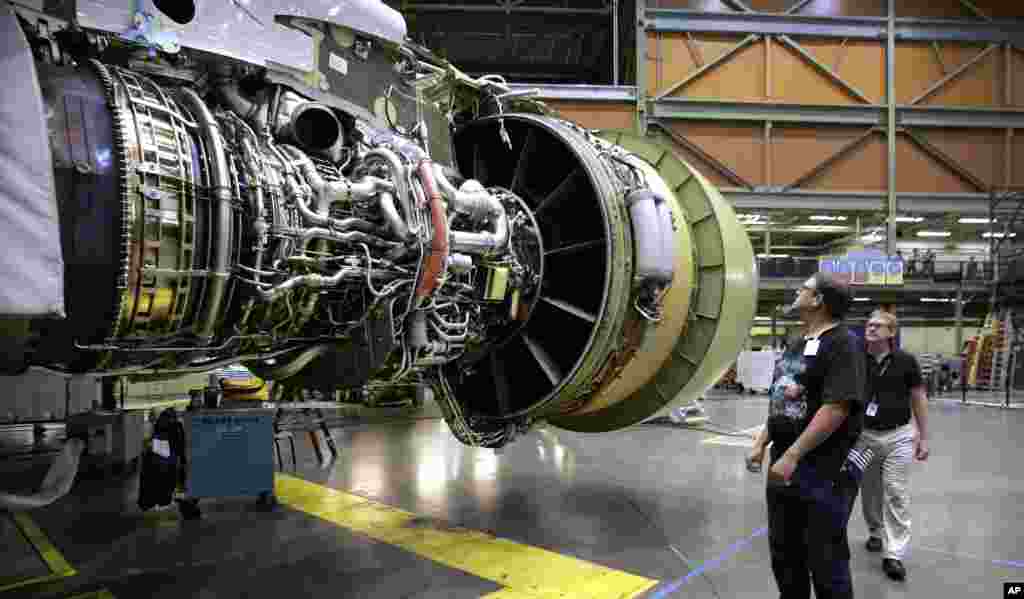 موتور هواپیمای بوئینگ ۷۶۷ که باری است.