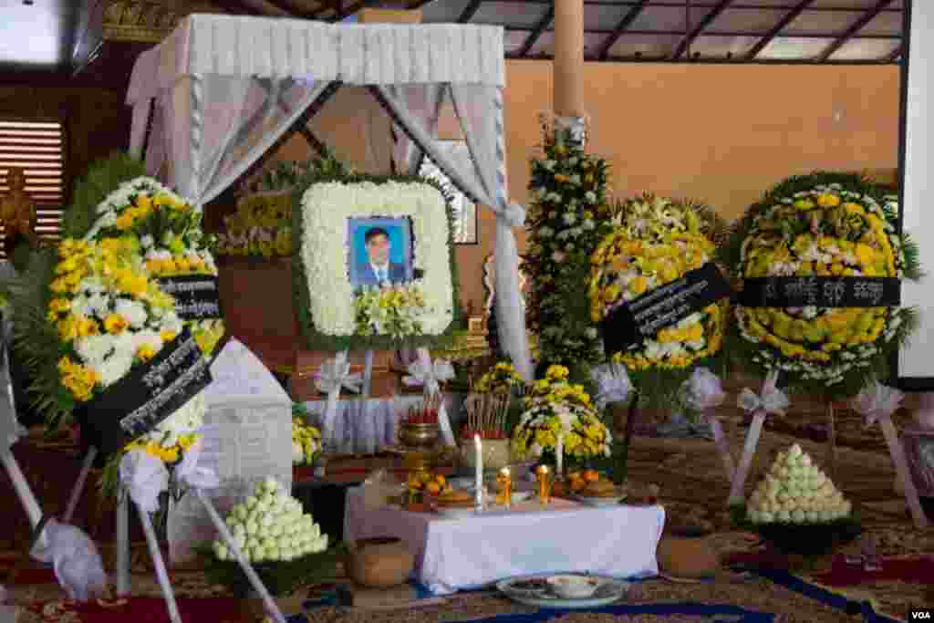The funeral of Chan Soveth, human rights investigator for local NGO, Adhoc, at the Koul Ta Tung pagoda, on the outskirts of Phnom Penh, Cambodia,December 11, 2014. (Nov Povleakhena/VOA Khmer)