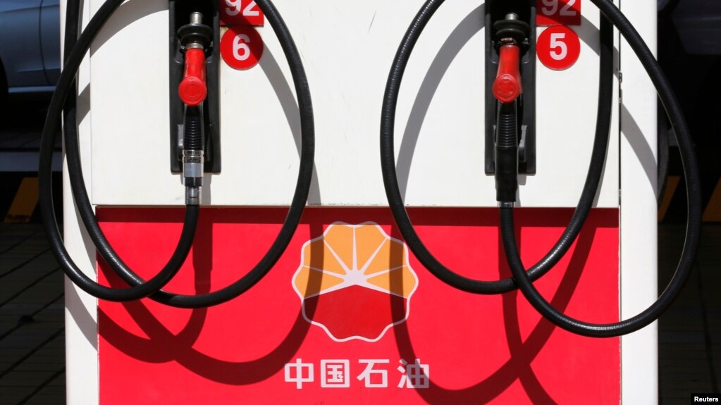 北京的中国石油公司加油站台(资料照片)