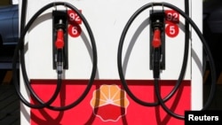 Logo PetroChina di sebuah pom bensin di Beijing.