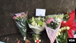 London sakinləri terror qurbanlarının xatirəsini yad edir.