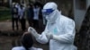 ရန်ကုန်မြို့ Quarantine စင်တာတခုမှာ COVID 19 ရှိ၊ မရှိ စစ်ဆေးပေးနေတဲ့ PPE ဝတ်စုံများ ဝတ်ထားတဲ့ ကျန်းမာရေးဝန်ထမ်း။ (အောက်တိုဘာ ၈၊ ၂၀၂၀)