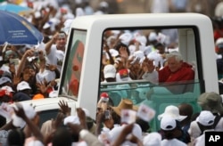 Pope Benedict XVI arrives in the popemobile to celebrate a mass on the outskirts of Angola's seaside capital, Luanda, March 22, 2009, the last major event before the end of the visit.