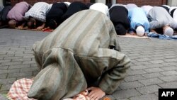 Almanya'nın Moenchengladbach kentinin pazar yerinde namaz kılan Müslümanlar