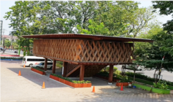 Micro library Warak Kayu di Semarang, Jawa Tengah. (Foto: VOA/Nurhadi Sucahyo)