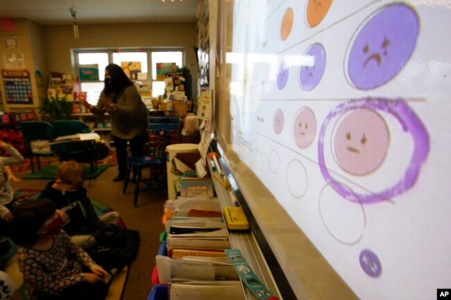 Melissa Shugg, guru kelas dua di Sekolah Dasar Paw Paw di Paw Paw, Michigan, mengajar tentang pikiran, perasaan, dan tindakan pada Kamis, 2 Desember 2021.