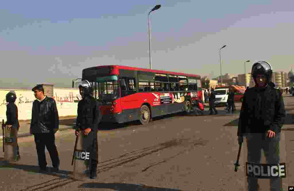 Egyptian police stand guard after an explosion hit a public bus in Cairo&#39;s eastern Nasr City district, Dec. 26, 2013. 