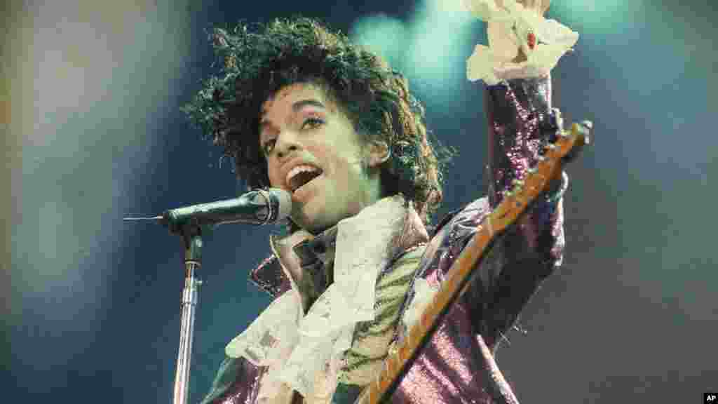 Le chanteur de rock Prince chante lors d&rsquo;un concert au Forum à Inglewood, en Californie, 18 février 1985.