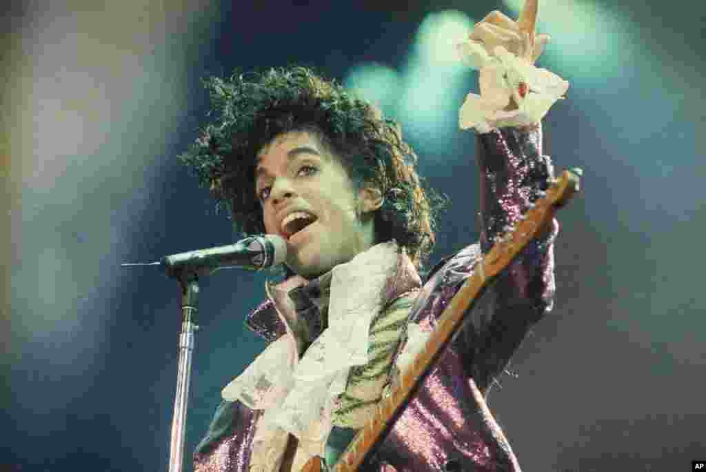 Le chanteur rock-Prince joue lors d’un spectacle d'ouverture au Forum à Inglewood, en Californie, 18 février 1985. (AP Photo / Liu Heung Shing)