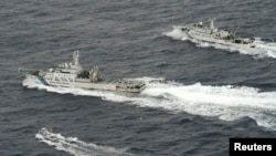 지난 2013년 4월 동중국해 영유권 분쟁 도서인 센카쿠 열도 주변 해상에서 중국 해군감시선(오른쪽)이 일본 어선(왼쪽)과 해안경비선에 접근하고 있다. (자료사진)