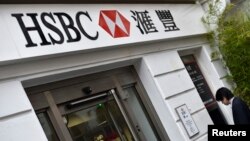 ATM bank HSBC di kawasan Chinatown di kota London, Inggris (foto: dok). 